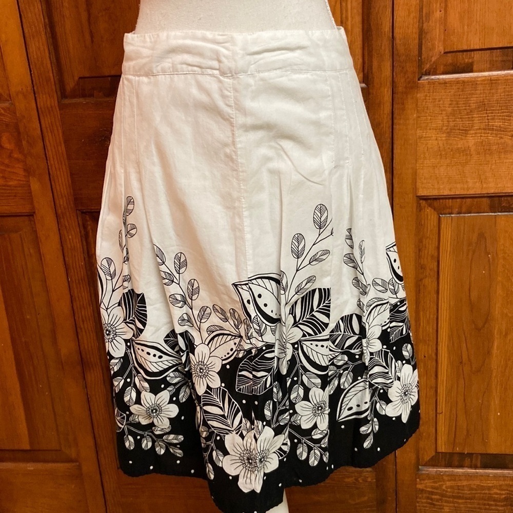 G.H. Bass &. Co. A-Line Box Pleated Floral Skirt Black & White Size 10